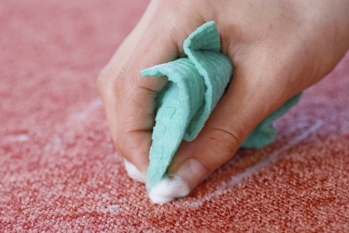 Как избавиться от пятен на ковре