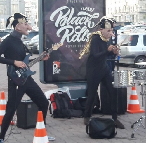 Музыканты в маскарадных костюмах устроили рок-концерт в центре города