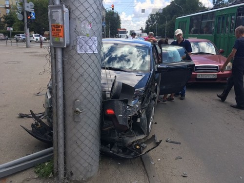 Иномарка снесла светофор на важном перекрёстке в Дзержинском районе