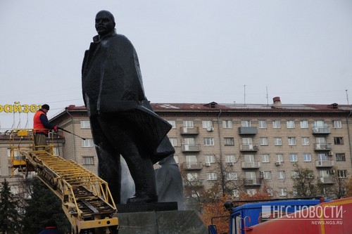 На площади Ленина помыли памятник вождю