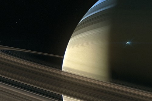 Зонд «Кассини» (на фото справа) сгорел в слоях атмосферы Сатурна