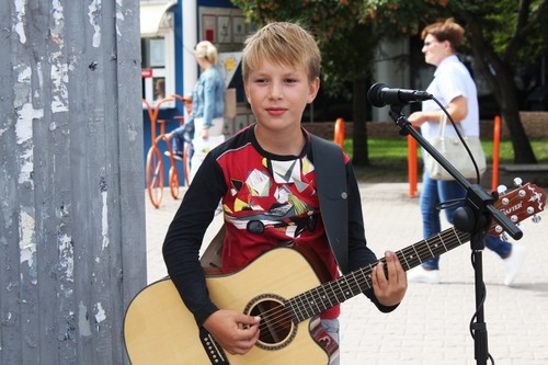 10-летний Миша Остапенко начал играть на гитаре три года назад.