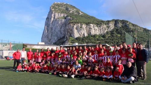 Повод уехать: игрокам футбольного клуба из Гибралтара будут платить зарплату в криптовалюте