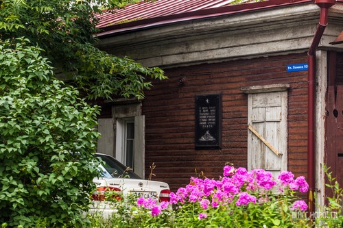 Дом революционерки, давшей имя (и фамилию) одной из крупнейших новосибирских улиц, скрывается в плотной городской застройке недалеко от железнодорожного вокзала