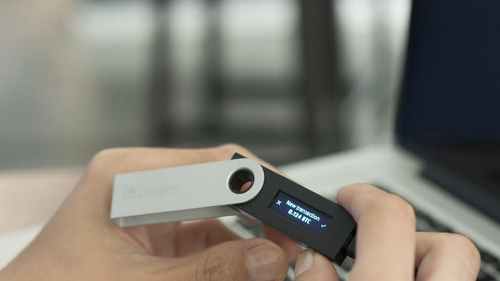 Разработчики представили криптовалютный кошелёк со сканером отпечатков пальцев