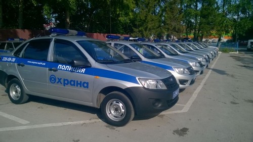 Автомобили сотрудников вневедомственной охраны Росгвардии возле детского сада № 388 в Калининском районе