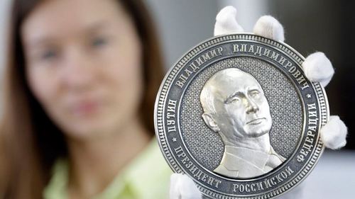 Россияне больше доверяют доллару, чем Биткоину