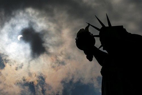 Статуя Свободы во время затмения Фото: REUTERS