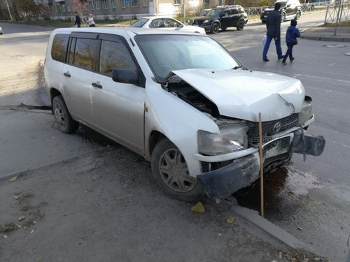 Toyota Probox после столкновения вылетела на тротуар