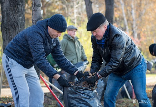 Мэр Анатолий Локоть убирает опавшую листву на Михайловской набережной