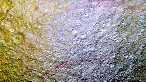 Загадочные «красные шрамы» обнаружены на поверхности спутника Сатурна