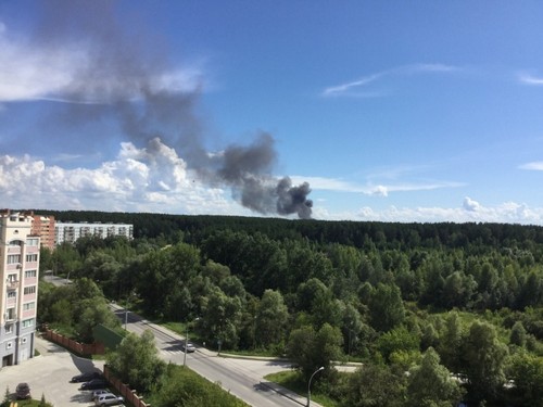 Над Академгородком поднялся столб чёрного дыма — оказалось, что горит крыша столовой военного училища